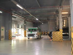 马尼拉Go Hotels Manila Airport Road的车库里停放着一辆白色的货车