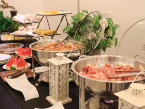 马尼拉Go Hotels Manila Airport Road的自助餐,包含多种不同的食物