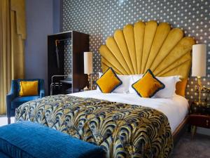 都柏林31号旅馆的一间卧室设有一张大床和一张黄色的大床头板
