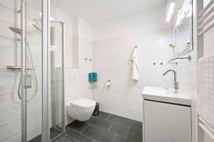 耐德西茨Ferienwohnung Hogwarts的白色的浴室设有卫生间和淋浴。