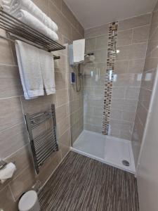 布莱克浦Corona Blackpool的带淋浴和卫生间的浴室