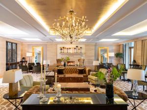 基拉尼欧罗巴假日酒店的带沙发和吊灯的客厅