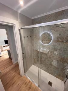 柯米拉斯Los Girasoles的一间位于客房内的玻璃淋浴间的浴室