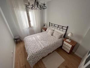 柯米拉斯Los Girasoles的一间带一张床和吊灯的小卧室