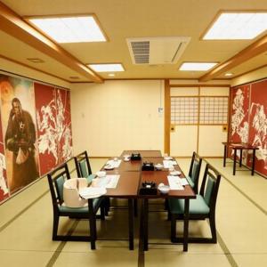 上田市中松屋传统日式旅馆的一间会议室,配有长桌子和椅子