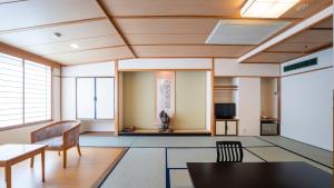上田市中松屋传统日式旅馆的客厅配有桌椅