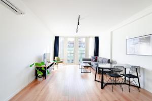 伊斯坦布尔Homie Suites - Luxury Apartments in Maçka的白色的客厅配有桌椅