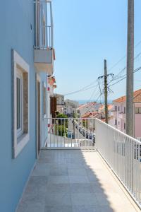 帕雷迪Chalet Marias - Parede beach apartments的享有街道景致的阳台