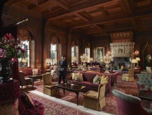 Cliveden House - an Iconic Luxury Hotel餐厅或其他用餐的地方
