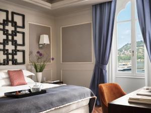 科莫Vista Palazzo - Small Luxury Hotels of the World的一间卧室设有一张床和一个窗口