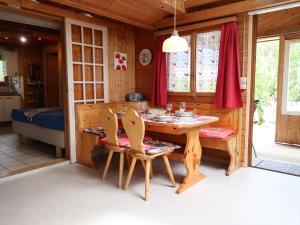 BureChalet Hügli by Interhome的木制用餐室配有桌椅