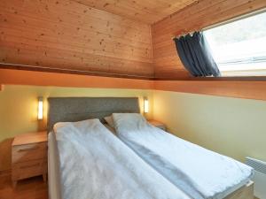弗兰克瑙Holiday Home Sigi by Interhome的一间带床的卧室,位于带窗户的房间内