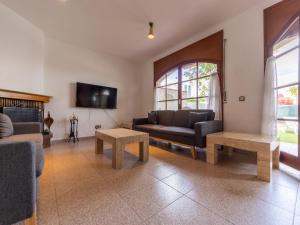 托里代巴拉Holiday Home Residencial Port Lligat by Interhome的带沙发和桌子的客厅以及电视。