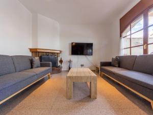 托里代巴拉Holiday Home Residencial Port Lligat by Interhome的客厅配有两张沙发和一张咖啡桌