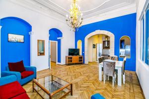 巴库Apartment Nizami Street 5 room的客厅拥有蓝色的墙壁和桌椅