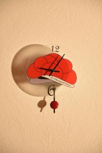 乌姆基希Kleines Ferienhaus in Umkirch的天花板上的时钟,上面有红色的脸