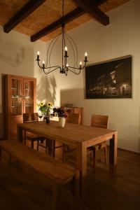 乌姆基希Kleines Ferienhaus in Umkirch的一间带木桌和吊灯的用餐室