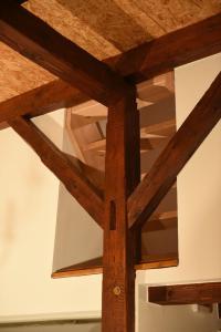 乌姆基希Kleines Ferienhaus in Umkirch的木桌,天花板上设有木梁