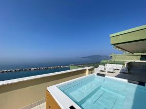基亚瓦里Gli Scogli Luxury Residence Hotel的房屋阳台上的游泳池