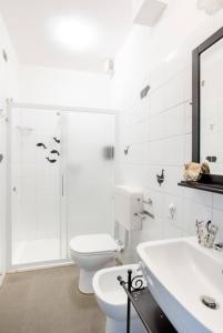斯特雷萨Villa Pizzini Mottarone - Restaurant and rooms的白色的浴室设有卫生间和水槽。