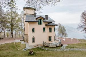 斯特雷萨Villa Pizzini Mottarone - Restaurant and rooms的山顶上的房子