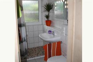 策勒Dogge, Ferienwohnung的白色的浴室设有水槽和卫生间。