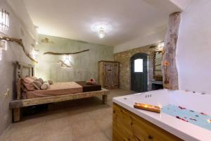 马塔拉Διαμέρισμα Villa Iro的一间带床和浴缸的大浴室
