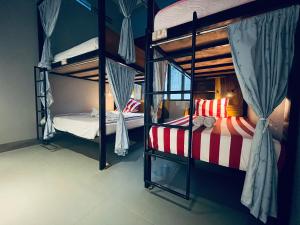 马德望Por Chey Hostel的一间卧室配有两张双层床。
