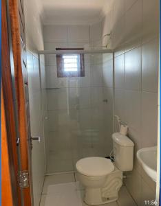 福廷Cabanas da Sorte的浴室配有卫生间、淋浴和盥洗盆。