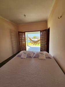 福廷Cabanas da Sorte的一间卧室配有一张带两个枕头的床