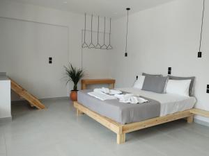 索吉亚Zorbas的白色卧室配有木架床