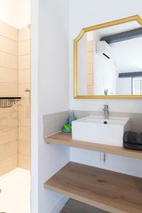 圣特罗佩Villa Sibille - Plein centre de Saint-Tropez的浴室设有白色水槽和镜子
