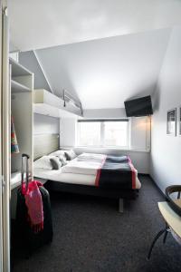 哥本哈根斯堪的纳维亚卡宾酒店的一间卧室,卧室内配有一张大床