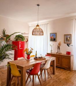 费拉约港Indarsena b&b的厨房配有桌椅和红色冰箱。