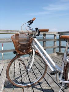 利尼亚诺萨比亚多罗拉格雷塔酒店的停泊在码头上的自行车,装有篮子
