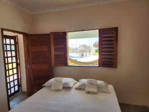 福廷Cabanas da Sorte的一间卧室配有一张床,上面有两条毛巾