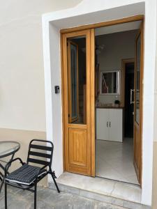 帕纳基雅Lagom House的木门,带桌子和椅子