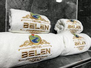 法伦克鲁格Hotel Belen Fahrenkrug的一堆酒店毛巾放在架子上