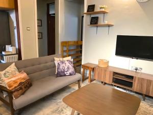 达累斯萨拉姆Tulivu House -2bedroom vacation home close to the beach的带沙发和平面电视的客厅