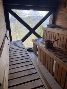 博希尼Chalet Burja at Vogel mountain - cable car access or hiking - not reachable with car的从带窗户的小屋内欣赏美景
