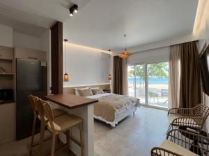 阿特米达Penthouse & apartments by the Sea airport Airstay的卧室配有一张床和一张桌子及椅子