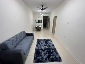 甘孟Fiyyadh Homestay Gambang的客厅配有沙发和桌子