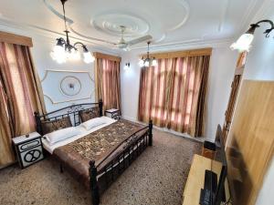 斯利那加Taha Inn Home comfort的一间卧室配有一张床和一台电视