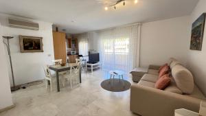 德尼亚Cascada de las Marinas的客厅配有沙发和桌子