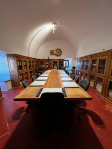 蒙萨拉什Convento da Orada - Monsaraz的大型会议室,配有长桌子和椅子