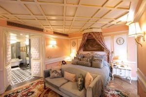 新德里洛蒂酒店 - 世界领先酒店成员的一间卧室配有一张大床和一张沙发