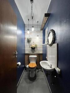 斯瓦科普蒙德Seaview Family Cottage的蓝色的浴室设有卫生间和水槽