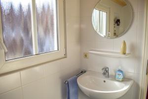 贝塞尔das Fischerhus的白色的浴室设有水槽和镜子