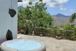 大加那利岛拉斯帕尔马斯La Cabañita的山景庭院内的热水浴池