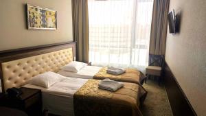 德鲁斯基宁凯列图瓦SPA豪华酒店列图瓦的酒店客房设有两张床和窗户。